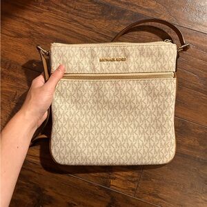 Michael Kors Bedford Signature Flat Crossbody - Vanilla